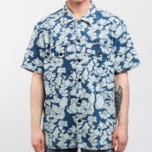 🆕 Levi’s Falling Leaves Button Down Shirt
